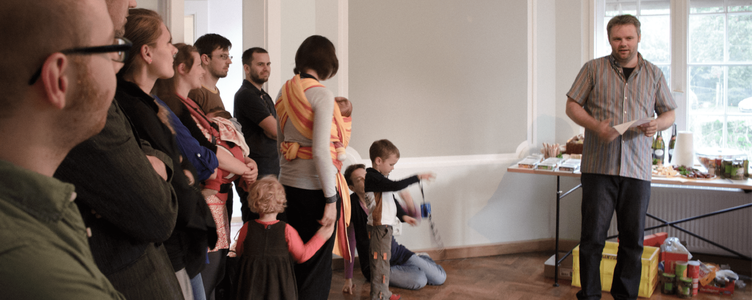 Foto von Mitarbeitern, die das neue Büro einweihen Foto von Mitarbeitern, die das neue Büro einweihen
